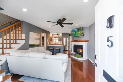 Image de Dreamy Downtown Condo, Near Meeting St & Broad St