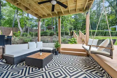 Image de Convenient City Retreat with Massive Backyard, 10 mins from Airport