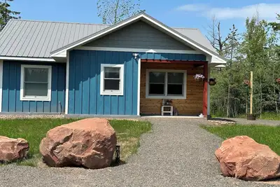 Image de This cozy cottage is a short walk to Herbster beach! Easy access to Trails!