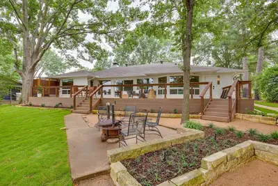 Image de Private Dock: Lakefront Enchanted Oaks Retreat