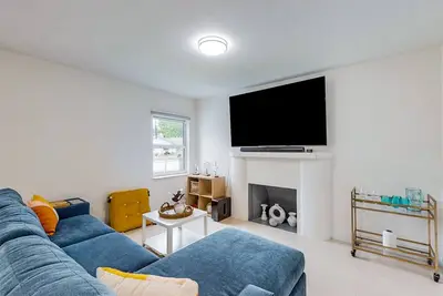 Image de Modern charmer with wood fireplace, central location, & Ac