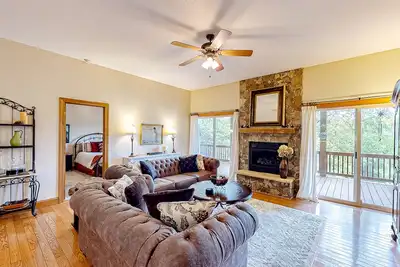 Image de Spacious condo with fireplace, washer/dryer & access to pool/hot tub