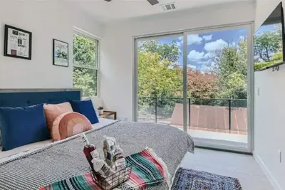 Image de New Bright & Airy w/Austin Vibes Just One Block off S Congress!