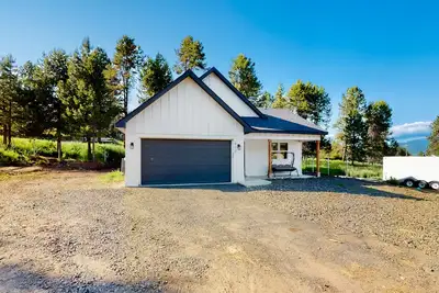 Image de Beautiful modern home, close to lake access with Ac, washer/dryer, & fireplace