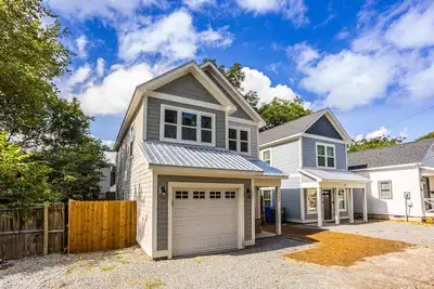 Image de Dog-friendly home close to river & town with private courtyard, grill, streaming