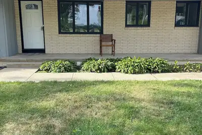 Image de Newly remodeled house in quiet neighborhood — one block to Heritage House!