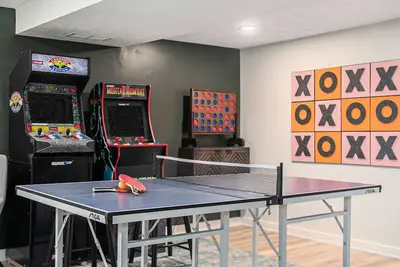 Image de Modern Gem: King Bed I Arcade I FirePit I 5mins Cws I Chi Arena I Creighton
