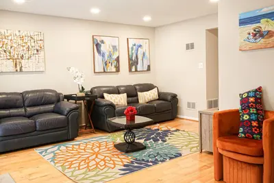 Image de Alexandria Charming Townhome-3br with free parking