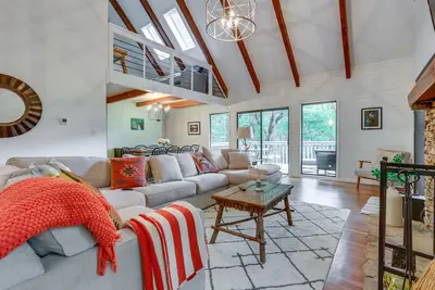 Image de Sunny Big Canoe Home w/ Views & Screened Porch
