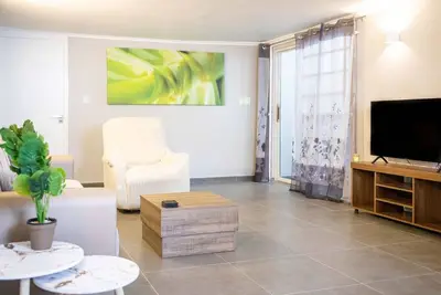 Image de House Chloe is a cozy renovated 2 bedroom apartment