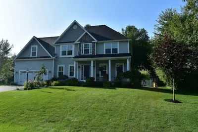 Image de Relax within minutes to Saratoga w/privacy & green space, pool/pool house, 5Beds