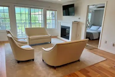 Image de In the Heart of Jiminy Peak Mountain Resort slope side, shopping restaurants