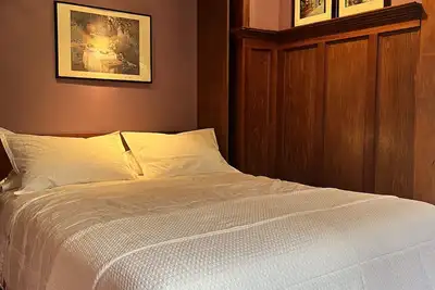 Image de Beautiful heritage home suite on main floor in Nelson's best location. Upscale.
