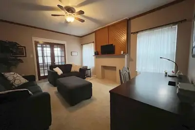 Image de Window-Over-the-Creek Large 2 Br Condo Downtown