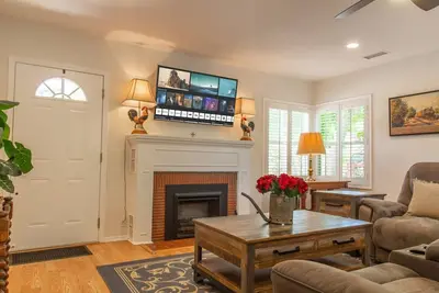 Image de Comfy Red Farmhouse gives you Rest and Relaxation