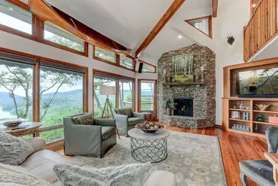 Image de Jaw-Dropping Vistas, Fireside Sips, Spa Baths & Community Golf, Pools, Trails & More - Falken Haus