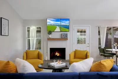 Modern Marvel, Private Pool, 4 Br, Family-sized Game Room & Backyard