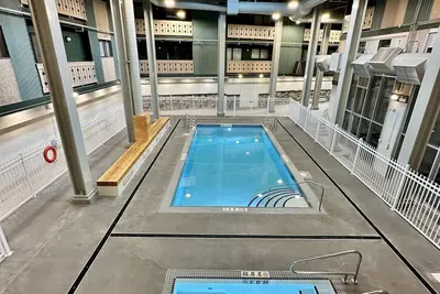 Image de Indoor pool & hot tub. Beautiful 2 bedroom condo within 3 min walk to village.