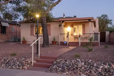 Image de Sam Hughes Bungalows - A - Walkable to the U of A. Historical Yet Updated!