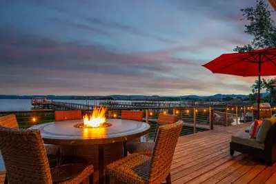 Image de Beautiful waterfront Lakehouse w/ stunning sunset views!