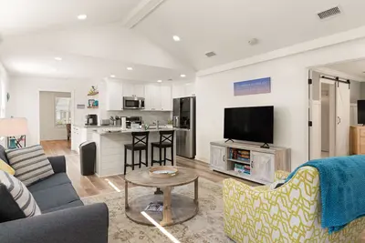 Image de Sunflower Hideaway -Walk to eats, bike to beach, pet friendly, Relaxed backyard.