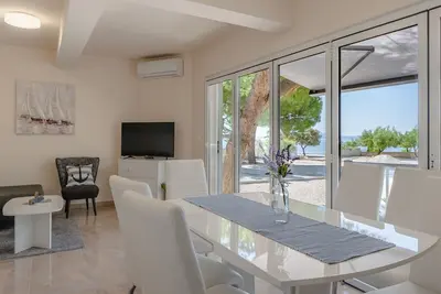 Image de Appartement de deux chambres avec la terrasse et la vue sur le mer l'île de Vir - Kozjak - Vir - Kozjak, Vir (A-21540-d)