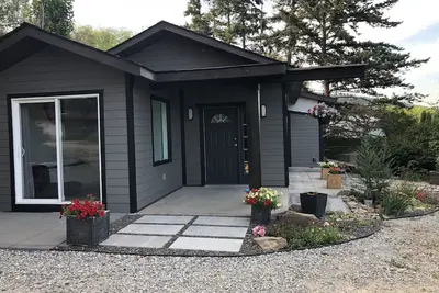 Image de Brand new cozy bungalow on spacious private property overlooking Swan Lake.