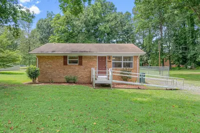Image de Duke Hospital 3br Zero Stairs, Wheelchair access ramp with handrails