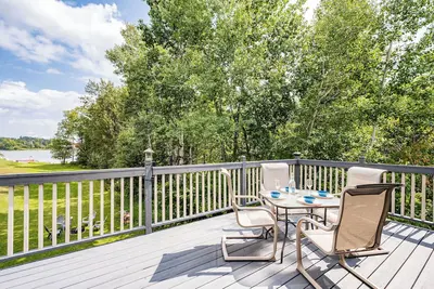 Image de Leave it all behind when you stay in this charming Lakefront home on Fish Lake.