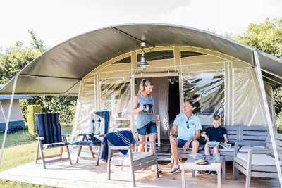 Image de Tente lodge dans un camping adapté aux enfants