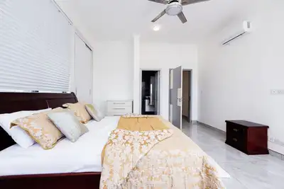 Image de Luxe Two Bedroom Apartment at The Royal Oak, East Airport.