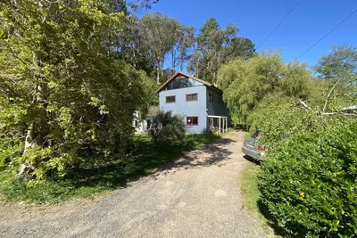 Image de 6 Bed, 4 Bath, 3 Level Renovated Barn, 1400m to Bowral Centre, 320m2, Peaceful