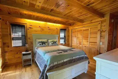 Image de Hummingbird cabin on 3 private acres offering great mountain and river views!