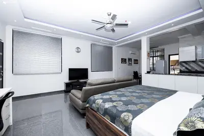 Image de Cozy Studio Apartment at The Royal Oak, East Airport.
