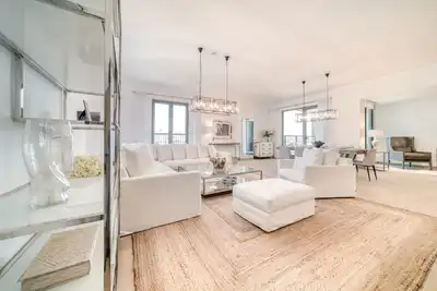 Image de Luxurious 4br Penthouse w/ AsstRm, Balcony Showcasing Burj Khalifa & Sea Views