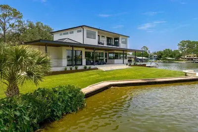 Image de Ultimate Lake Escape: Chef’s Kitchen, Gym, Boat Slip & 900 Ft of Swimmable Shore
