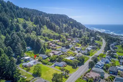 Image de Come Aboard This Yachats Home with Ocean Views and Large Yard!