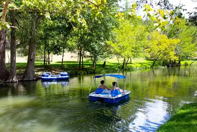 Image de It's camp with all the frills! Luxury rooms, private waterfront, pool, sleeps 31