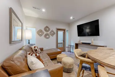 Image de Three connected, renovated, ski-in/ski-out condos with pool, hot tubs & sauna