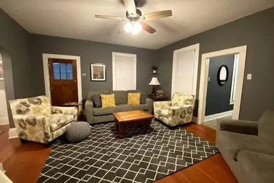 Image de Cozy Cottage w/ private patio just 1 block to downtown. Packed with charm!