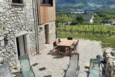 Image de Maison au coeur des vignes proche ViarhĂ´na avec jacuzzi