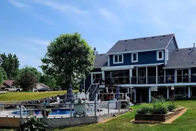 Image de Beautiful Six bedroom Four bath house with heated pool and hot tub!