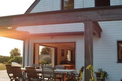 Image de Maison familiale aux multiples espaces de vie, vue dégagée et couchers de soleil