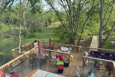 Image de 🌻Amazing Location, Views & Outdoor Space for gatherings! Country Charm inside!