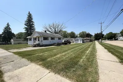 Image de Small home close to Eaa. Not a five star hotel, but a good way to save.