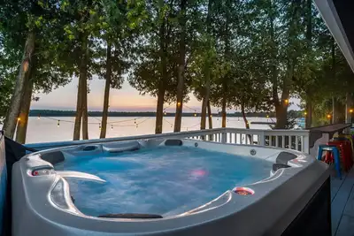 Image de Insta-worthy Waterfront Cottage with Hot Tub