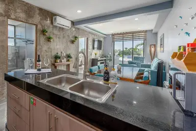 New/Modern~5* Area~Walk 2 Beach~Pool~View~King Bed