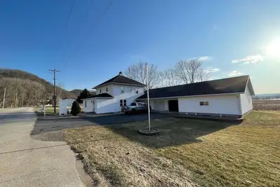 Image de Large property close to the Mississippi River. Sleeps up to 12. Pet Friendly.