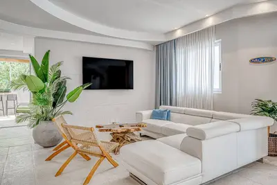 Image de Inviting condo with pool, hot tub, mountain views, balcony, & W/D