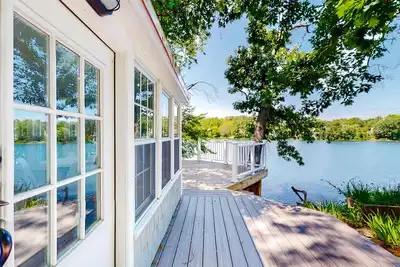 Image de Peaceful waterfront cottage with furnished deck, beautiful view, firepit